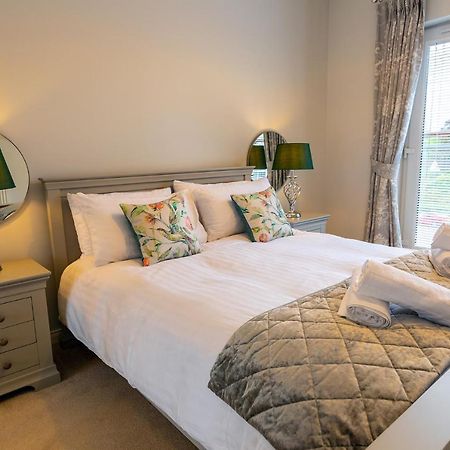 Hedgefield House - Serene Top Floor Flat 인버네스 외부 사진
