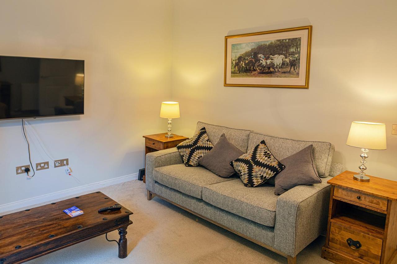 Hedgefield House - Serene Top Floor Flat 인버네스 외부 사진
